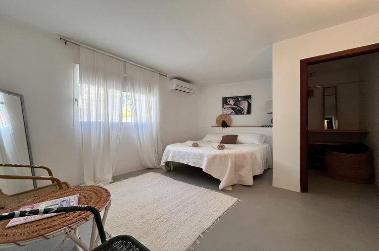 Elegant 4-bedroom villa near Cala Conta