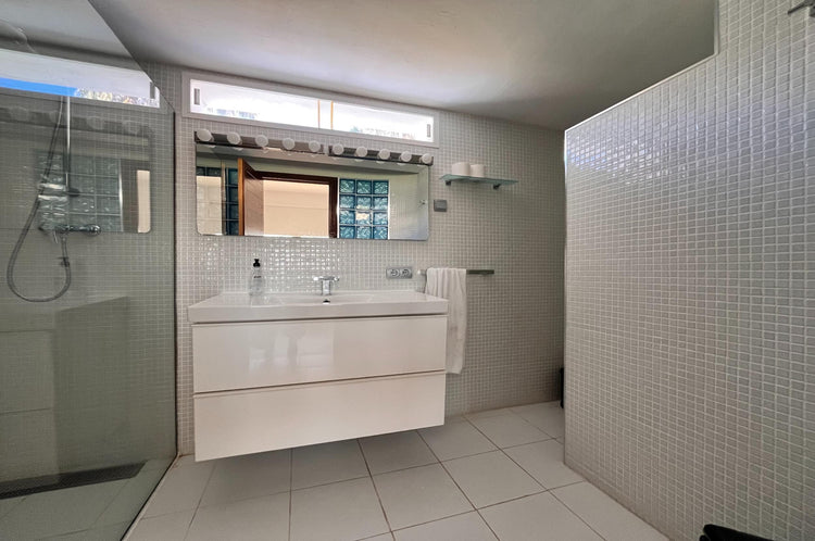 Elegant 4-bedroom villa near Cala Conta