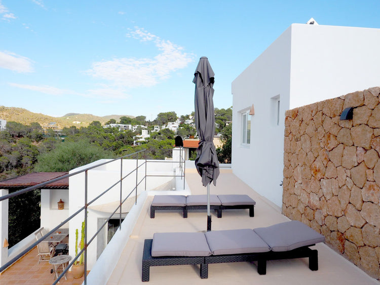 Substantial villa near the pretty beach of Cala Moli