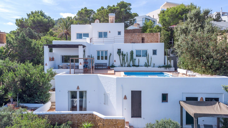Substantial villa near the pretty beach of Cala Moli