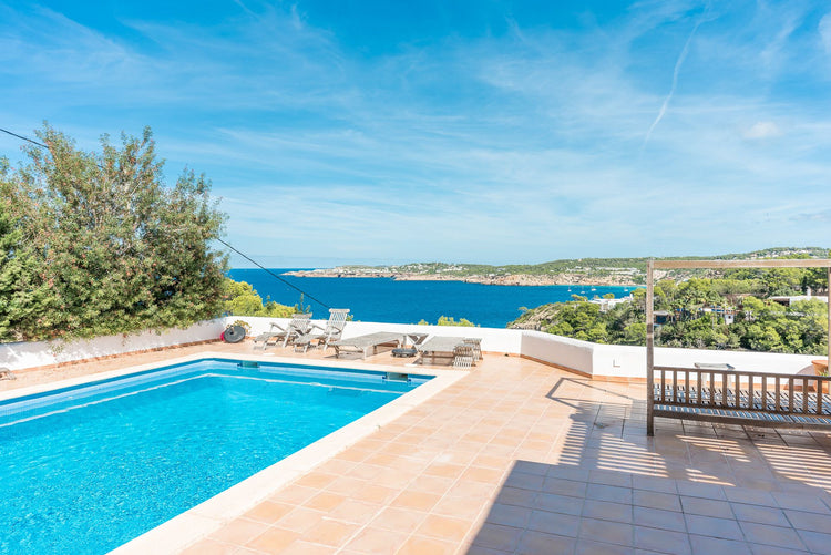 Substantial villa near the pretty beach of Cala Moli