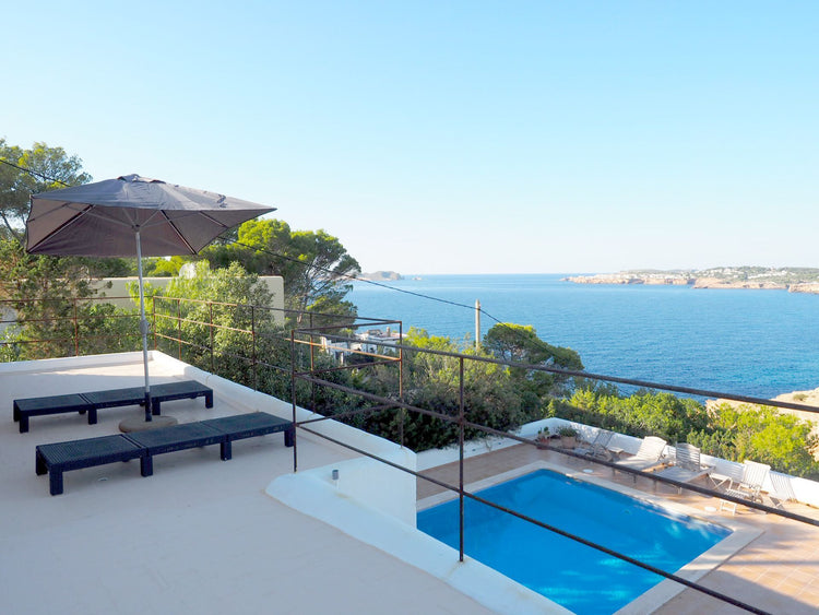 Substantial villa near the pretty beach of Cala Moli