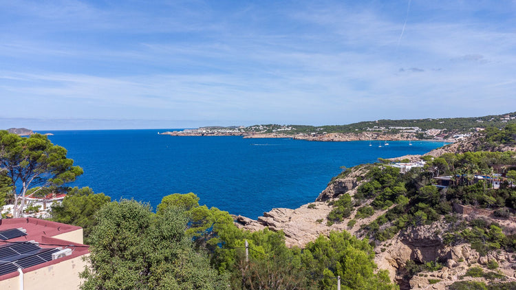Substantial villa near the pretty beach of Cala Moli