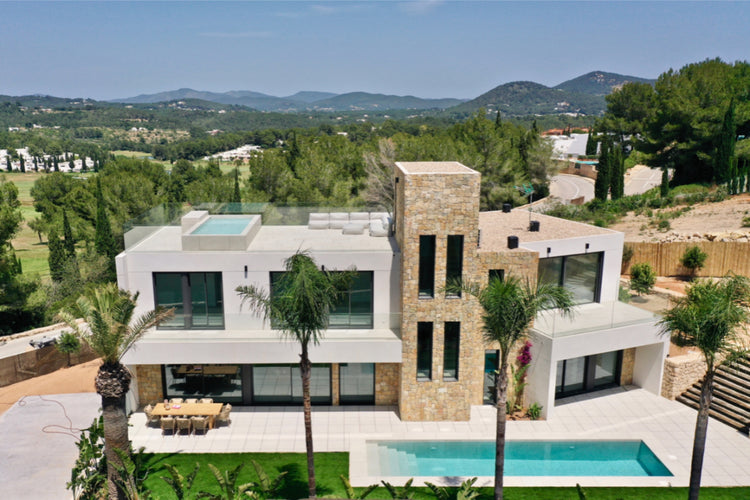 Contemporary property set in the exclusive Roca Lisa area