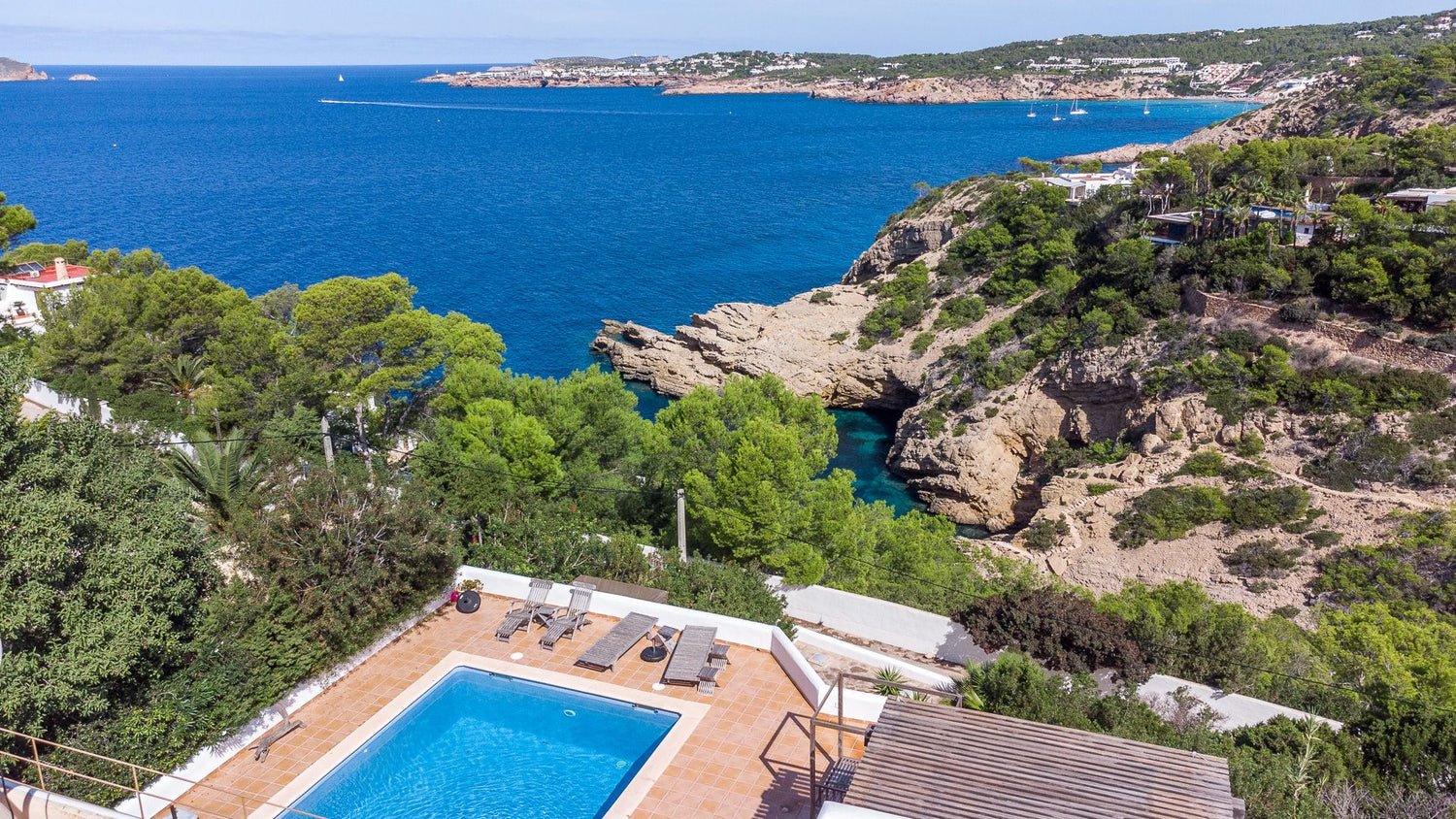 Substantial villa near the pretty beach of Cala Moli